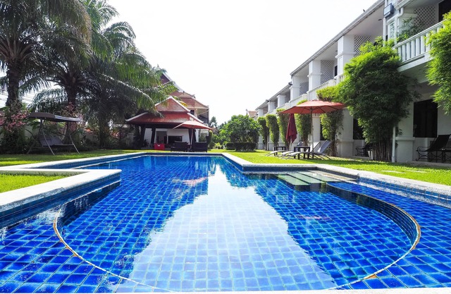 Na Jomtien 20 BR Resort Near Beach for 20 People