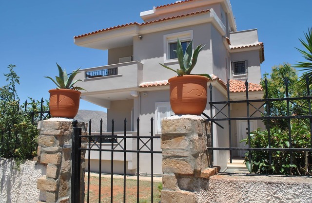 Nantia's studio apartment with bathroom and large veranda