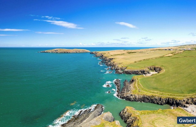 Nantsaeson, Holiday Home Gwbert , Sleeps 8, 4 bedrooms, bathrooms