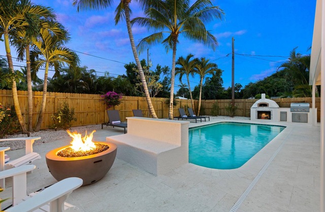 Naples Oasis - Heated Pool, Pizza Oven, Fire Pit & Near Vanderbilt Beach
