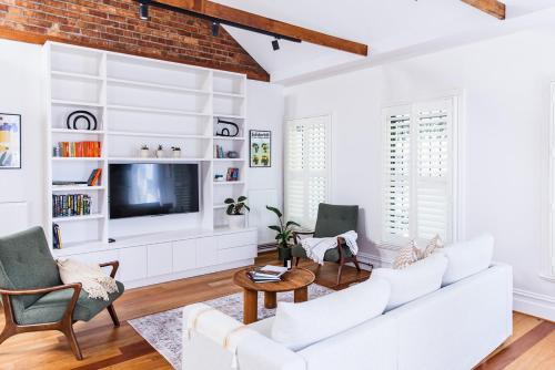 Napoleon, 2 min to Gertrude St