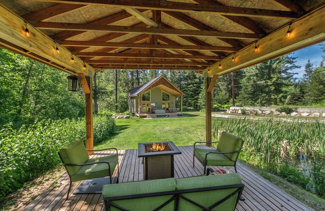 Nature Acres-Hot Tub, Yard, WIFI, EV, Dogs OK