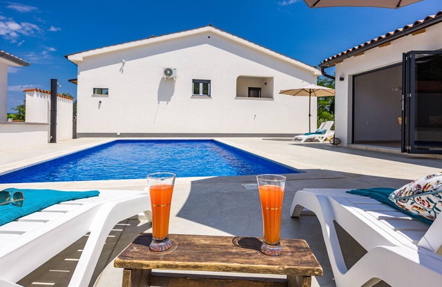 Nature Lovers Retreat - Casa Irena with Pool