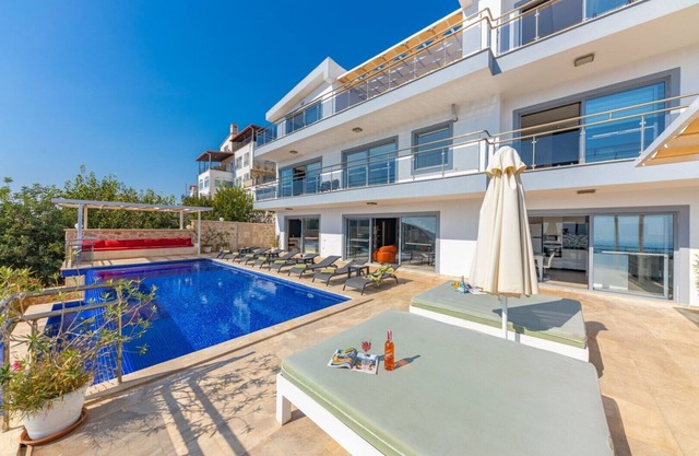 nBeautiful 6 BedroomVilla for 12 with Stunning Sea Views