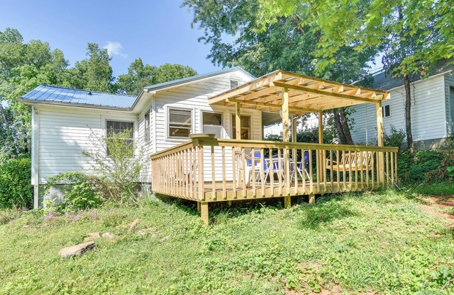 Near Dining: Columbus Cottage w/Furnished Deck!