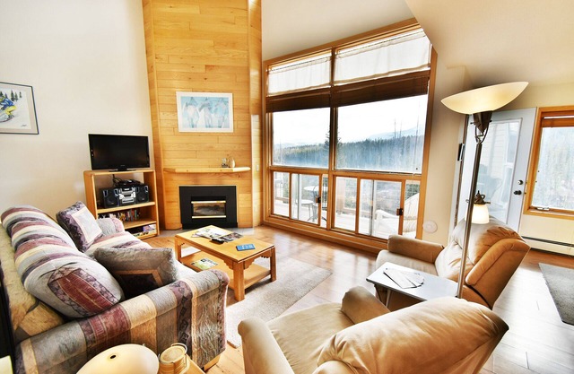 Near Hiking Trails. Easy Drive to Shops, Dining, Rec Center Pools, Events