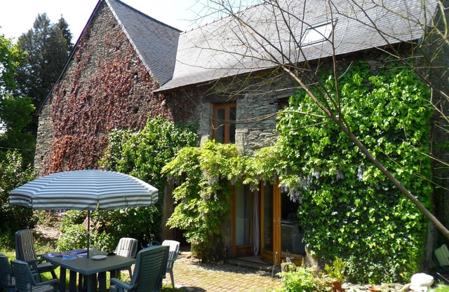 Near Josselin and Ploërmel, spacious, rural farmhouse, large, private gardens
