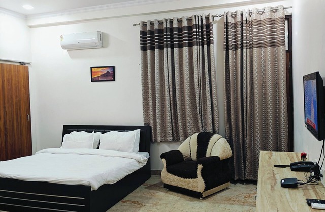 Near Taj Hotel | Self-Cooking + Free Breakfast