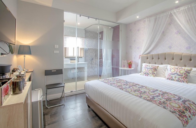 Near Wongwian Yai BTS,suitable for couples and families to stay in our hotel.