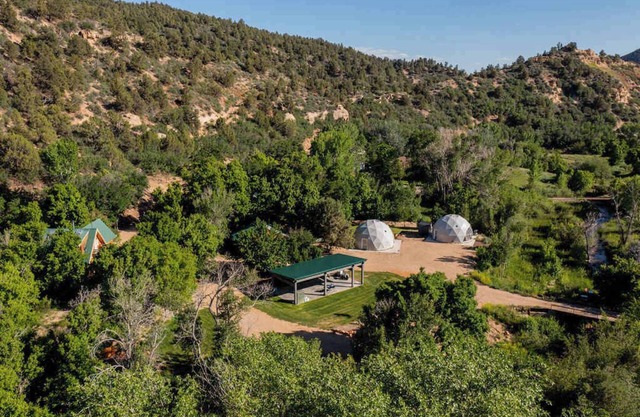 Near Zion and Bryce. Accomodates 30, EV charger.