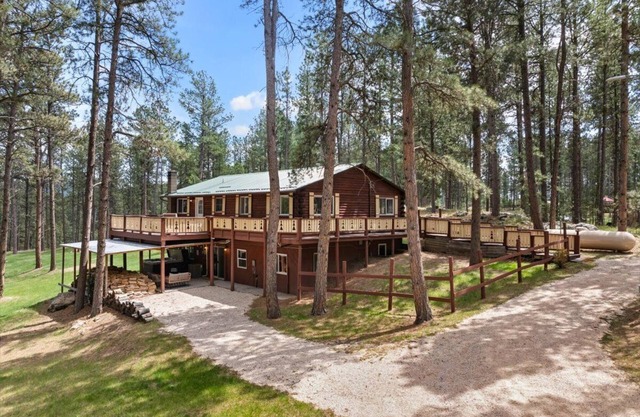Needles Nest: Secluded Cabin with Hot Tub