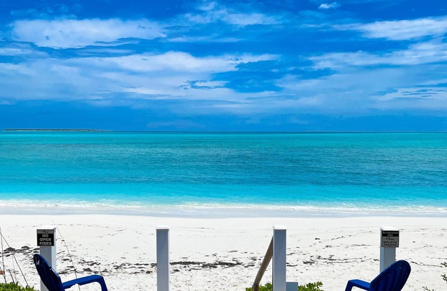 NEMO HOUSE-Luxury Beachfront on perfect Beach-Perfect for 4 couples/2 families
