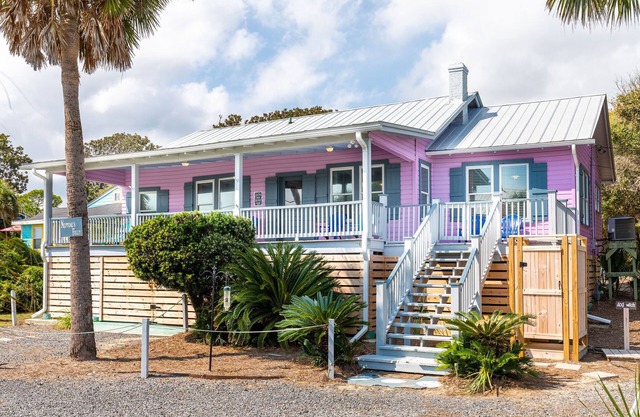 Neptune's Folly Cottage With Ocean Views And Steps From Beach Access