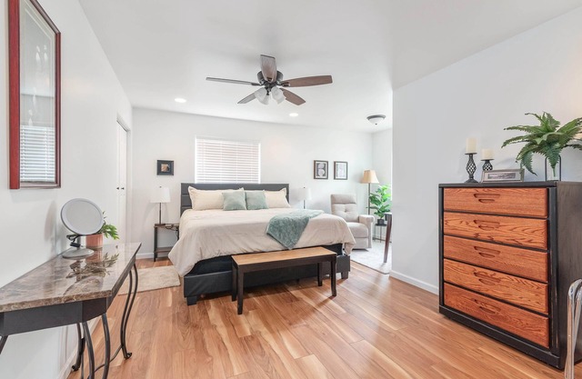 Nestled Between Two Lakes Relaxing 2-bed house w/Wi-Fi in charming Meadow Lakes