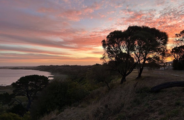 Nestled on Tower Hill's edge, with stunning views! Sleeps 6
