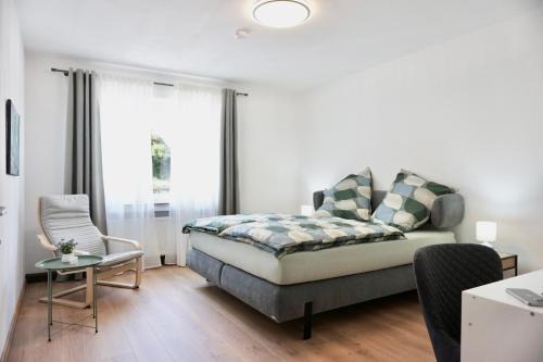 NEU I 2 Schlafzimmer für bis zu 8 Gäste mit schönem Balkon und privatem Stellplatz unmittelbar an der Mosel