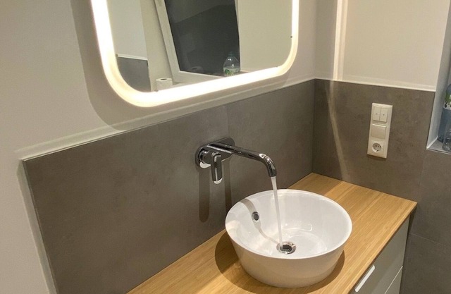 Neues, Trendy Dachgeschoss Apartment Nähe Stadtzentrum, Messe, Uni