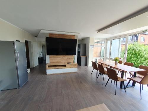 Neumühler Hof Ferienwohnung "Stefan" bietet 4 Schlafzimmer und 4 Bäder , eine Große Badewanne und großer Terrasse zum Garten, kostenfreie Parkmöglichkeiten