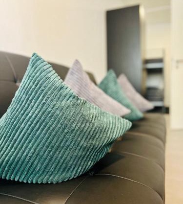 Neuwertiges Apartment mit schnellem WLAN, Netflix, Glasfaser, Kostenlose Privatparkplatz auch für Transporter geeignet R21