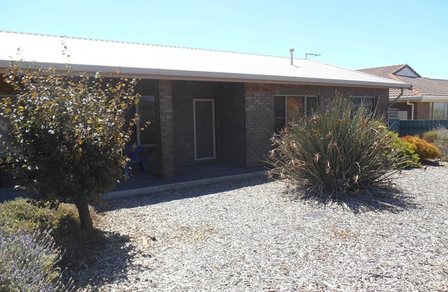 Nevah Barc ~ Short walk to shops and jetty!