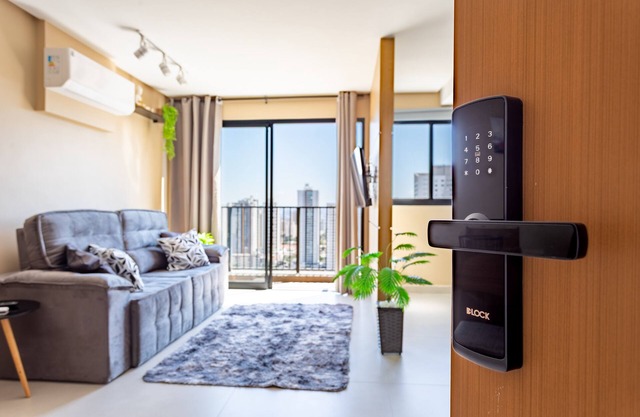 New 20th Floor Apartment, Close to Everything!