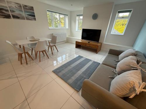 New 3 Bedroom Flat Close to Station