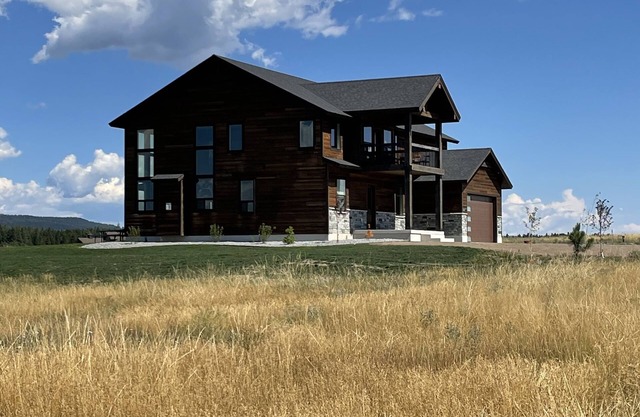New~3 Master Suites~Near Yellowstone~Waterfront Community~AC~Hot tub~Wifi