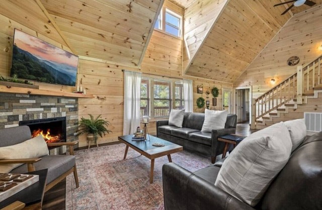 New! 3BR w/Hot Tub*Fireplace*Firepit*Peaceful*View