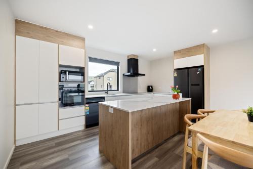 New 3BR with garage - Central Stay Near Christchurch Best