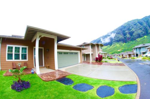 New 4 Bedroom Home with Ocean and Gorgeous Mountain Views in the gated community of Mauna Olu