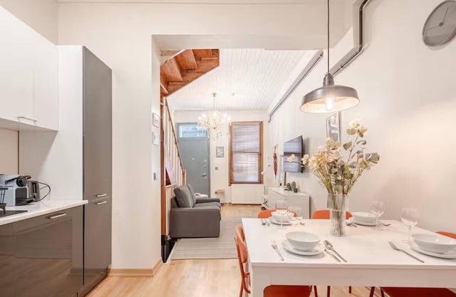 New 5-bedroom house for friends and families with WiFi, AC, near best hotspots