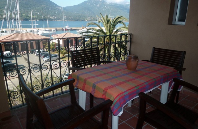 New air-conditioned apartment downtown on the marina 2 minutes from the beaches