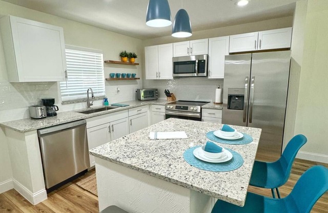 NEW Amazing Sunshine-Up 6 Guests-Private Backyard