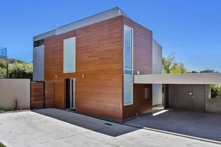 New Architect designed Coastal retreat-water views