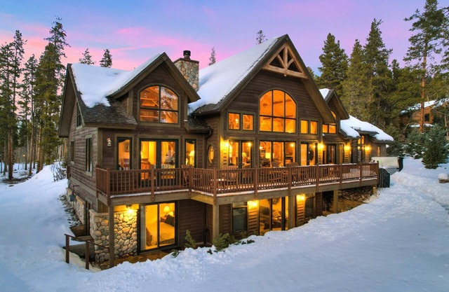 NEW Aspen Glade Chalet, Luxury Estate on Acre+, minutes to Breck Slopes.