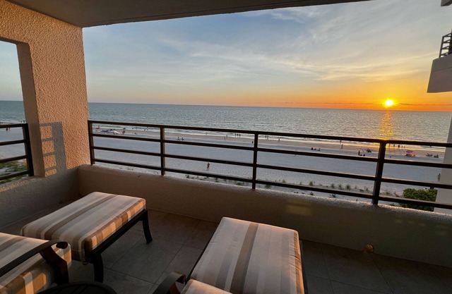 New at Pier House! Renovated and Jaw Dropping Views + Walkable to Everything!