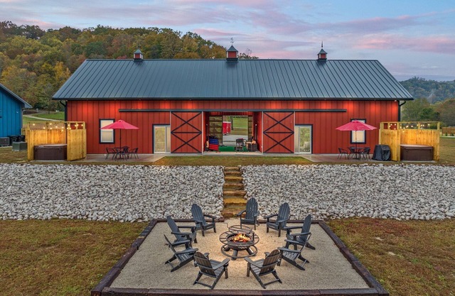 New Barndo/Kayak Launch/2 Private Hot Tubs