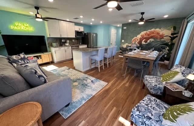 *NEW* Beach Waves - 4 bed, 2 bath Sleeps 8