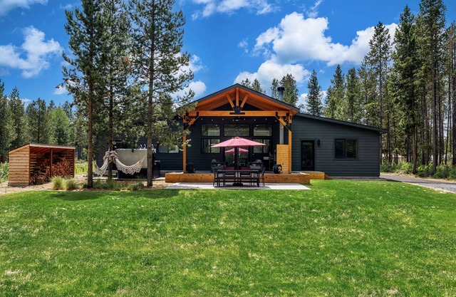 NEW BEND MODERN CHALET 14 MINUTES TO MT. BACHELOR!