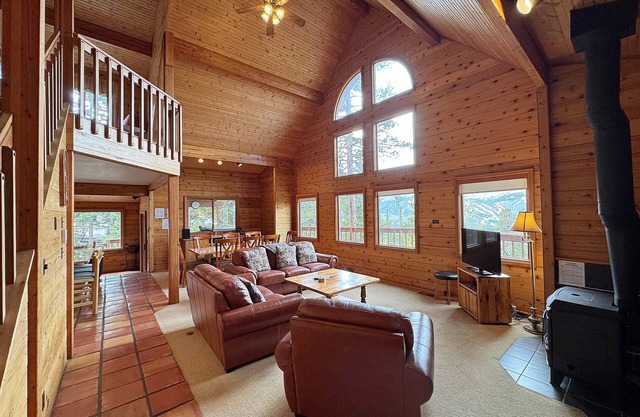NEW! Big with VIEWS, 11 beds, hot tub, pool table