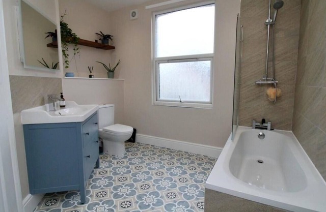 New Bilton Housen2 bedroomed close to town centre