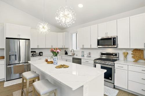 New build-beautiful lake view-5beds 12 sleeping