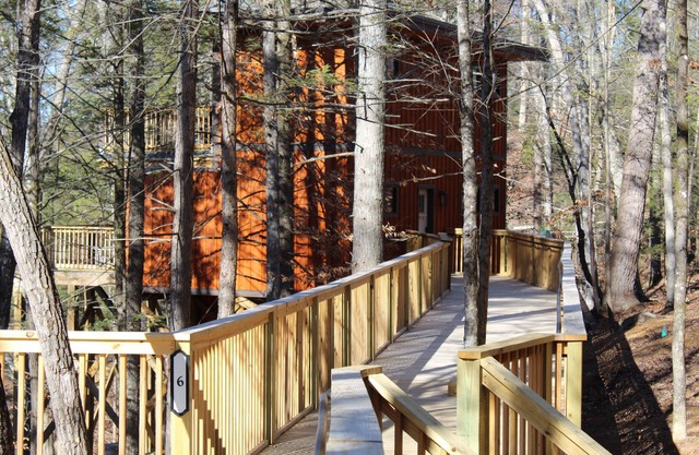 New! CABIN IN THE TREETOPS 2 br/sleeps 6, Private Hot Tub, Gas Grill, 2 Decks