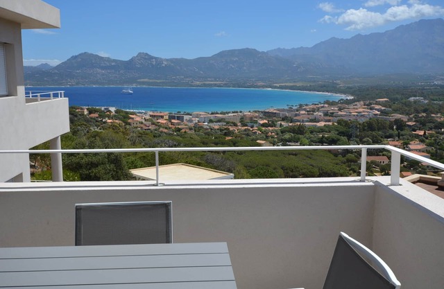 NEW CALVI T3, AIR CONDITIONING, SEA VIEW AND MOUNTAINS - WIFI
