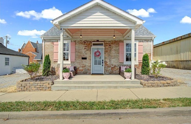 New Charming 2-bedroom cottage with Patio in Waterloo