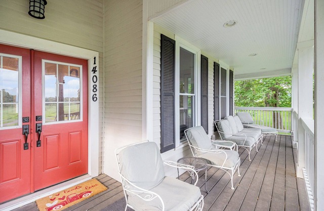 NEW Charming & Spacious Farmhouse Retreat in Grass Lake, MI