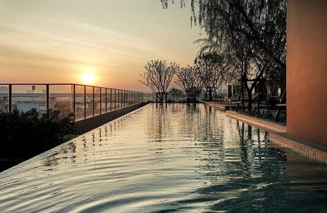 new condoMega BangnaMRT station in front of the condo transportation excellent.n