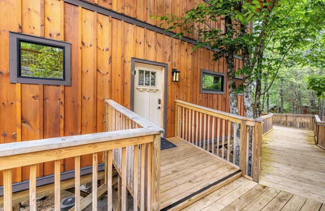 New! Cozy 2br/2ba Cabin in the Tree Tops, Decks, Hot Tub, 2min to Dollywood!