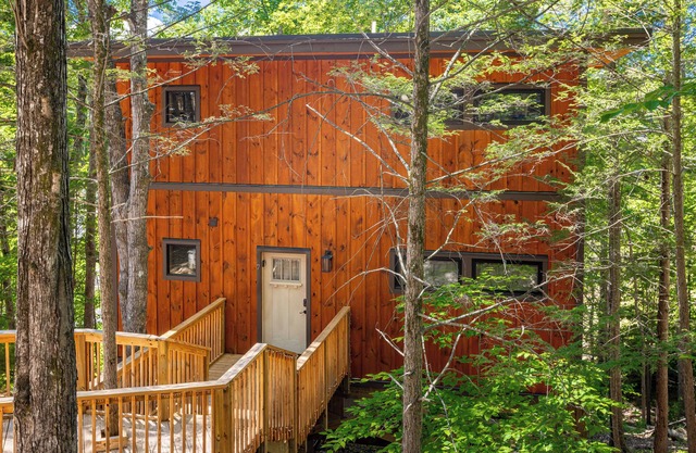 NEW! Cute, Comfy 2br Treetop Cabin w/Private Hot Tub, Gas Grill, 2 Decks!