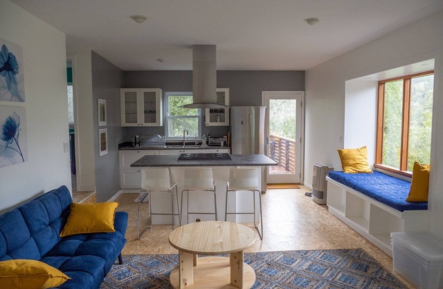 New Earth Treehouse Studio with Full Kitchen & Own Deck